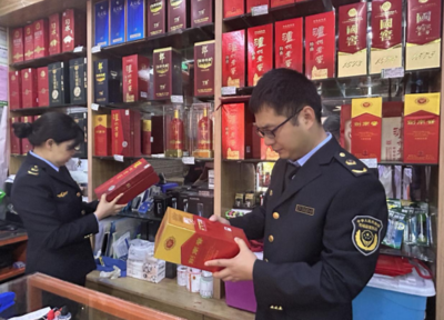 鄰水縣壇同市場(chǎng)監(jiān)督管理所開展“特供酒”清源打鏈專項(xiàng)檢查 強(qiáng)化酒類經(jīng)營秩序監(jiān)管